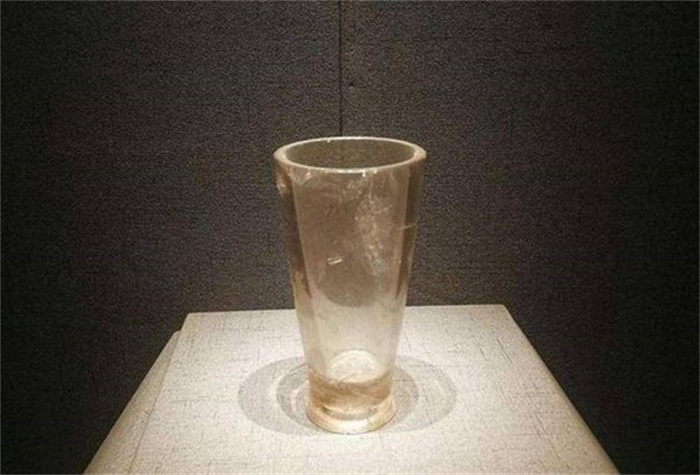 考古专家挖到“玻璃杯”，认为是盗墓贼留下，检测后禁止外借