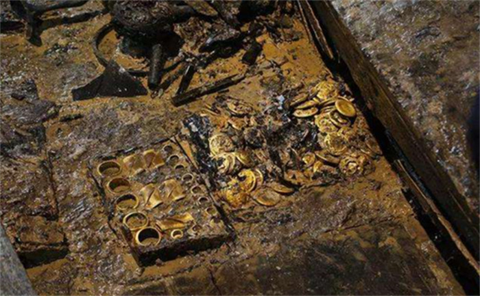 挖水库时发现古墓，连棺材钉子都是纯金的，墓主身份是谁？