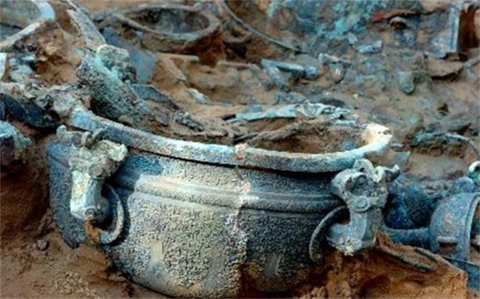 楚墓突现12个盗洞，考古队气得无语，5个月后却挖出1000多件文物