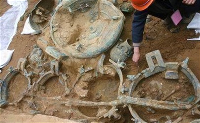 楚墓突现12个盗洞，考古队气得无语，5个月后却挖出1000多件文物