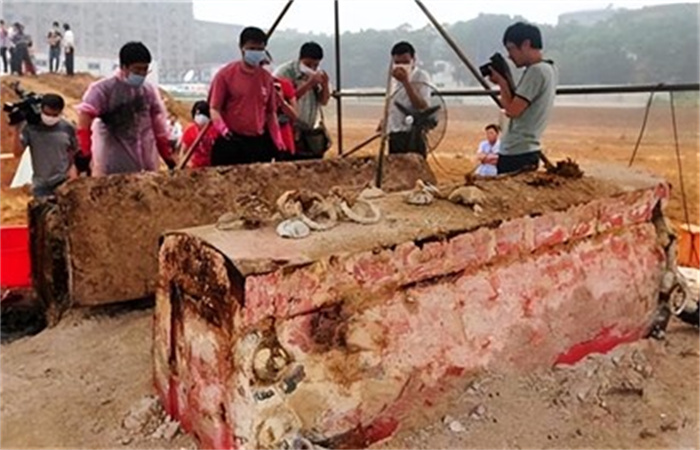 考古发现9岁女孩墓，棺上刻着“开者即死”，专家打开后发现惊喜