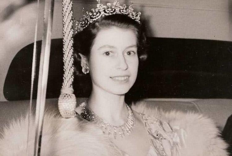 英国女王年轻时有多漂亮？美到不敢单独出门，丈夫为她放弃王位