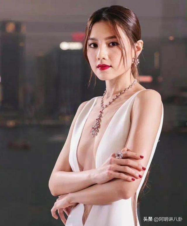 香港名模周秀娜太性感了，身材火辣，面容娇美，真是看了脸红心跳
