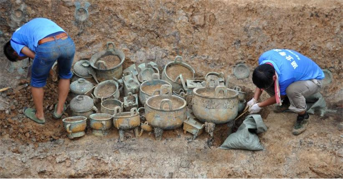 窑厂工人挖出春秋古墓，专家看了非常气愤，出土170件青铜器