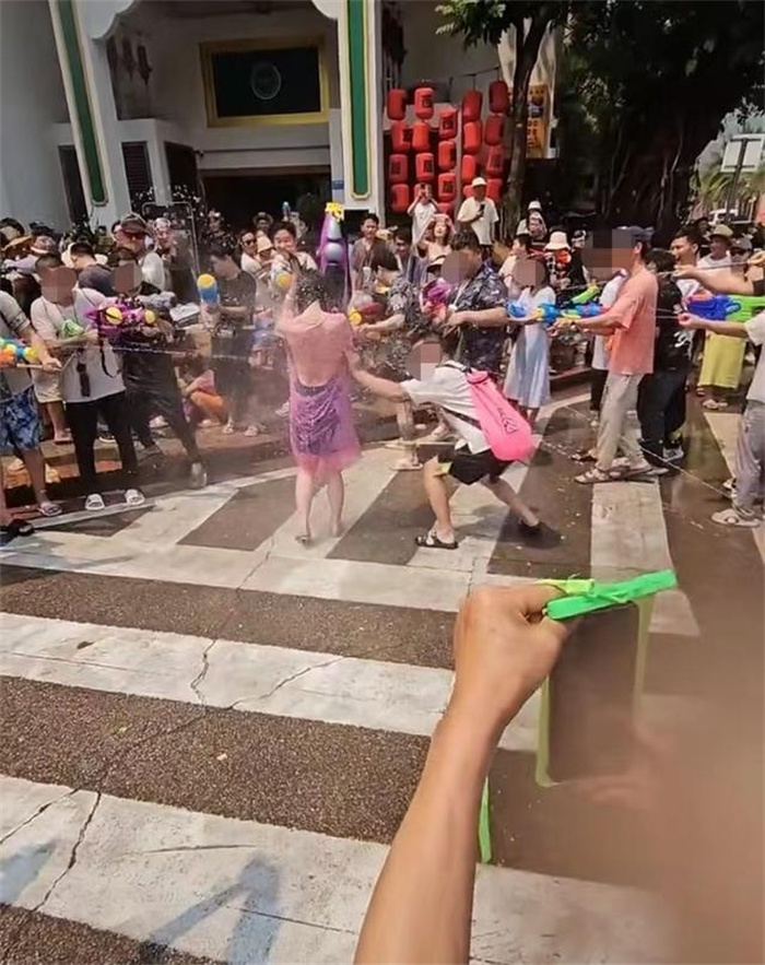 “泼水节被撕扯雨衣”女生：很崩溃 像耍流氓