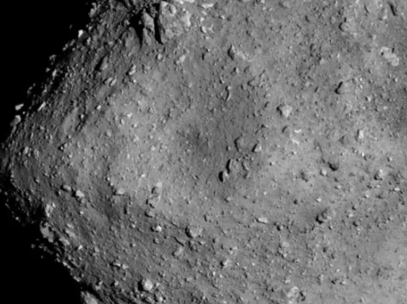 这是探测器近距离拍摄的龙宫表面，难以置信，这是真实的小行星！