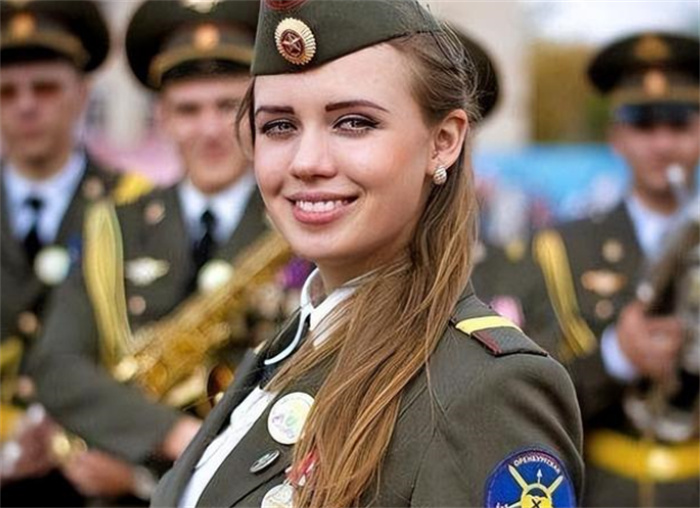 俄罗斯退役女兵 明明漂亮为啥找不到老公（退役女兵）