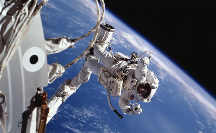 如果发生紧急情况，宇航员能从太空直接跳伞回到地球吗？