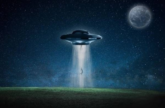 美公布最新疑似UFO视频：半透明状银色球体高空高速飞行