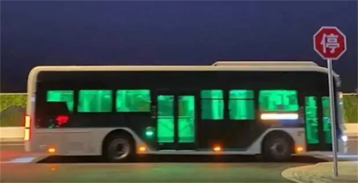 上海回应公交车深夜冒绿光 是氛围灯所致