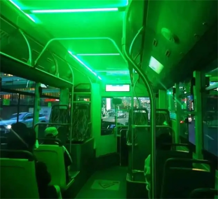 上海回应公交车深夜冒绿光 是氛围灯所致