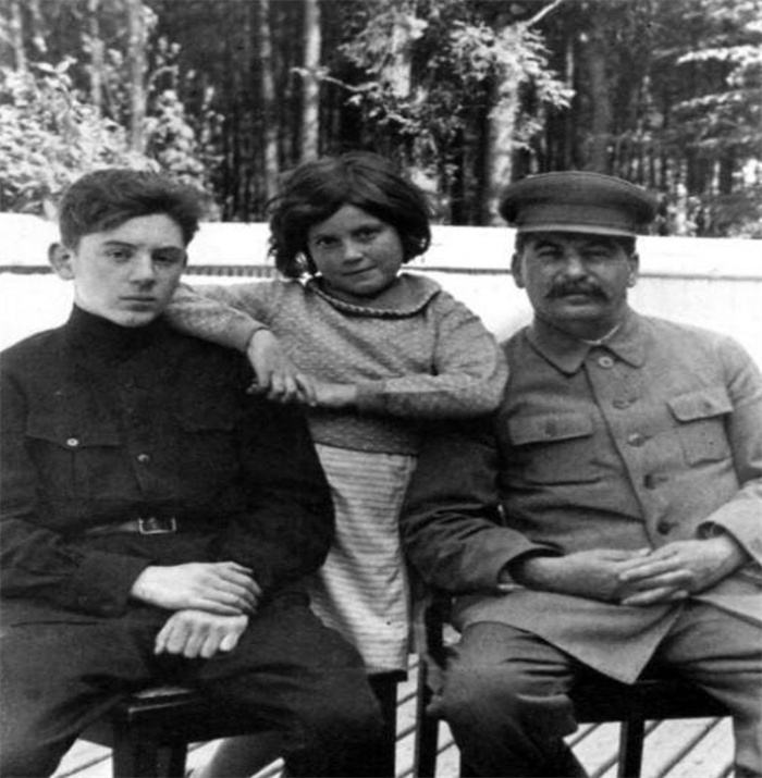 冤家父子！斯大林儿子离奇死在德军集中营，幕后的推手是斯大林？