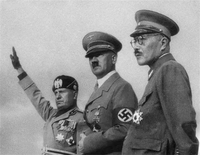 希特勒为何与墨索里尼结盟   到处给他擦屁股  原来他俩还有这关