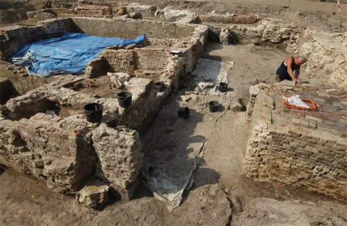 2700年的古墓被发掘  现场由武警维持秩序  还找到了两项世界记录