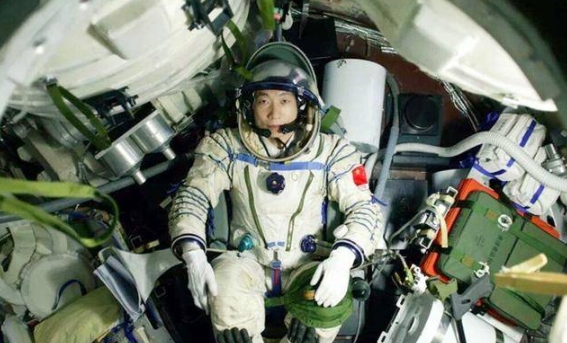 杨利伟在太空执行任务时，听到诡异“敲门声”，17年后真相被揭开