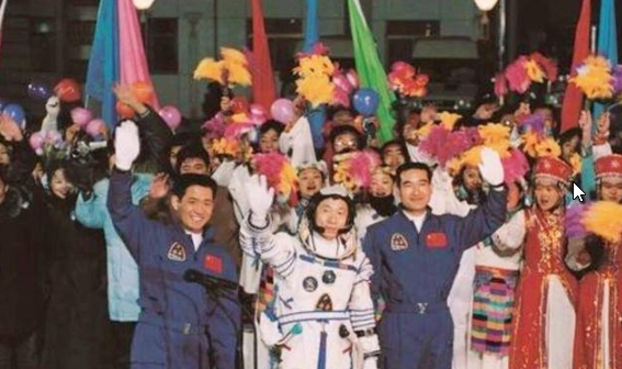 杨利伟在太空执行任务时，听到诡异“敲门声”，17年后真相被揭开