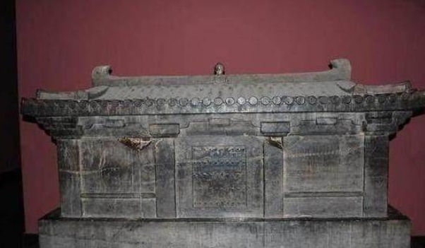 9岁小女孩的棺材上写了四个字，千年后，考古专家不知如何是好