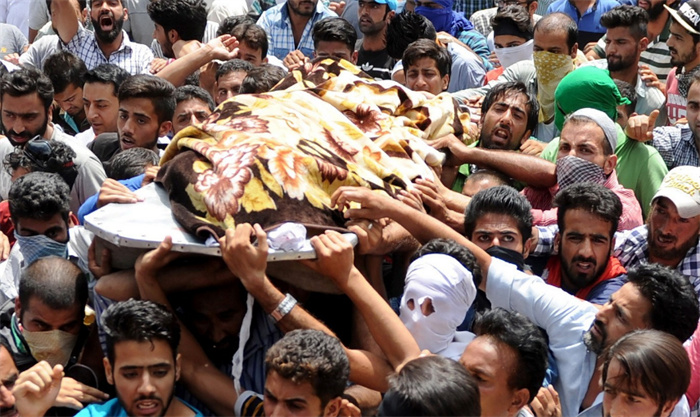 印度的奇怪葬礼宴席 邀请上千人吃饭（印度习俗）