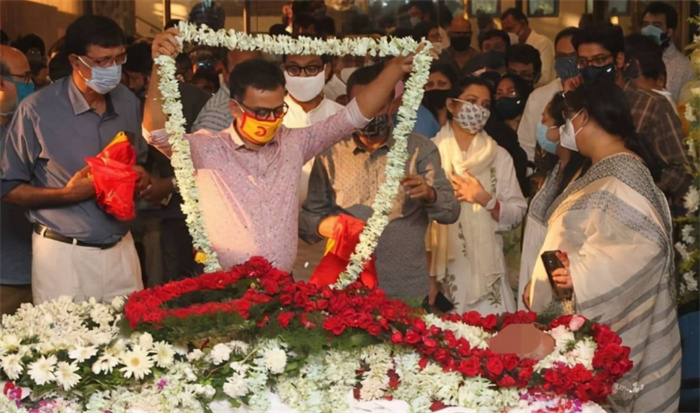 印度的奇怪葬礼宴席 邀请上千人吃饭（印度习俗）
