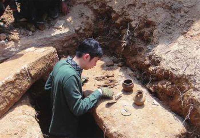被洗劫一空的古墓  经过考古专家挖掘  有个惊人发现