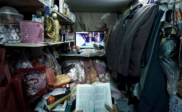 香港穷人住的棺材房 到底有多么拥挤（香港棺材房）
