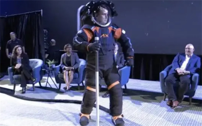NASA展示下一代月球漫步者宇航服 在阿尔忒弥斯任务进行舱外活动