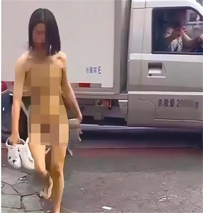 女子在广场上裸奔 居然是为了报复男友（感情问题）