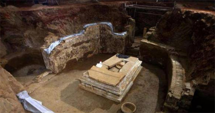 湖北发掘了一座古墓 内有流沙设置 除主人之外  还有80余具尸体