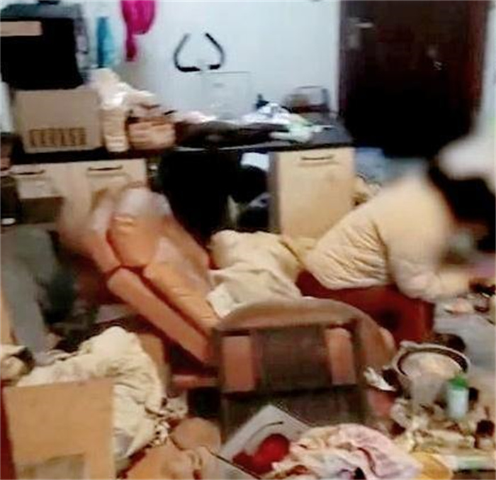 26岁女孩家里满是垃圾 装修工被吓到（垃圾房间）
