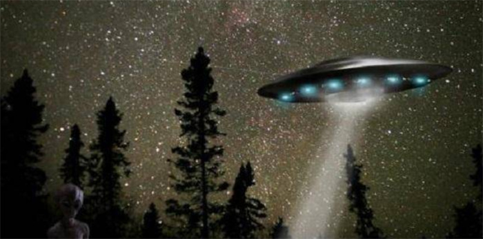 他把收集的三万份UFO资料捐给大学 其中有著名的“猎鹰湖”事件