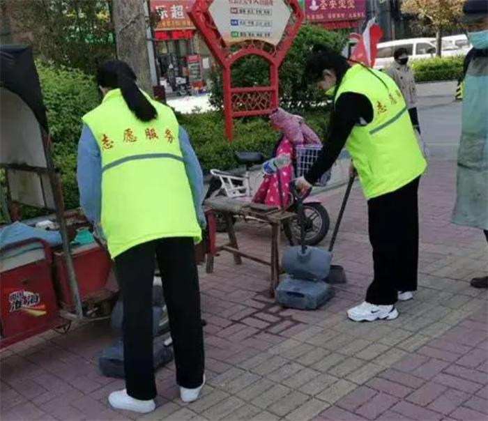 淄博0.85米志愿者喝着奶帮游客看行李