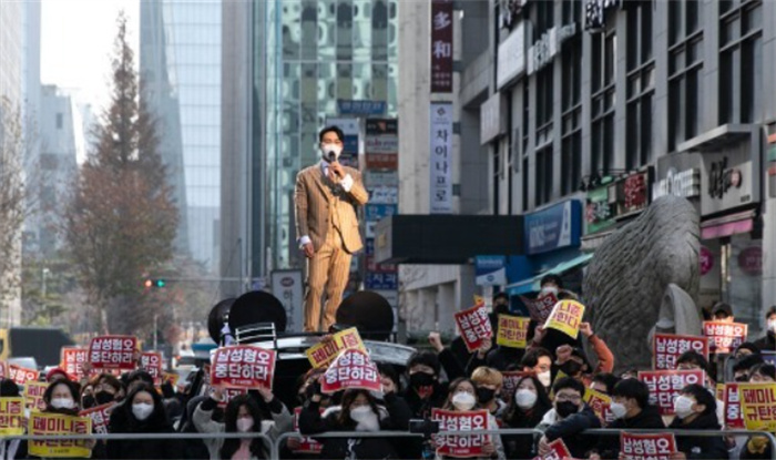 男子在韩国遭歧视 用3国语言进行反怼