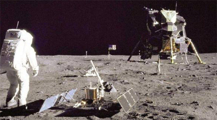 50多年前 字航员在月球上扔了96袋纸尿裤 如今却成无价之空