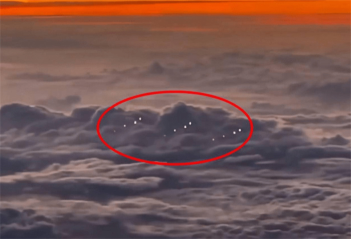 哈尔滨上空现不明发光飞行物 夜空快飞10多秒消失 可能是什么