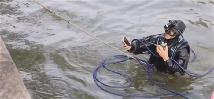 男子在西湖捞手机日入约一万 潜水捕捞安不安全？