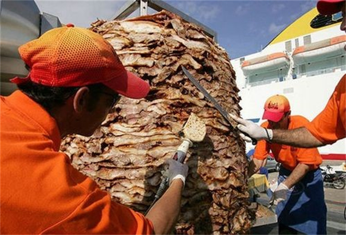 世界上最大的肉串 重达3000多斤（最大肉串）