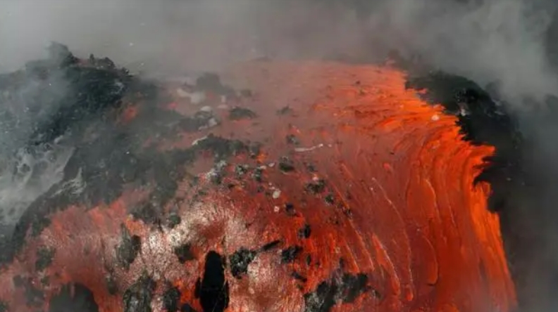 水能灭火，海底火山在海中爆发，为啥不会被海水浇灭？