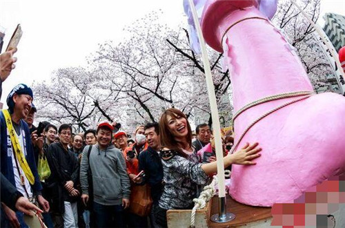 日本奇葩节日“丁丁节” 一年一度爱的奇祭（日本风俗）