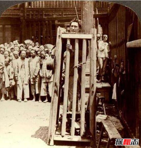 清代当街示众的酷刑站笼，将犯人囚禁在站笼中活活吊死