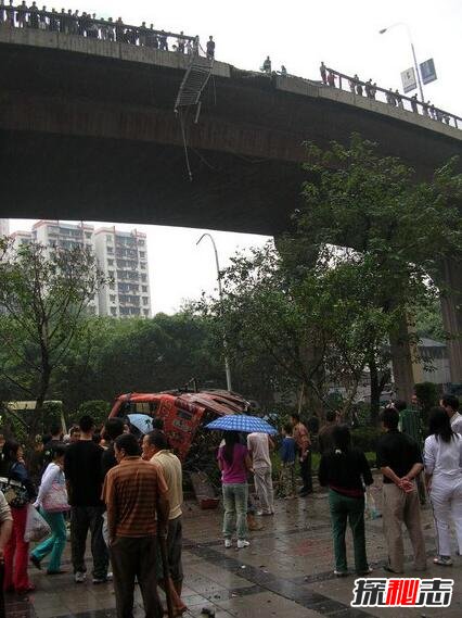 10·1重庆711公交灵异事件,大巴从桥上坠落致29人死亡（谣传）