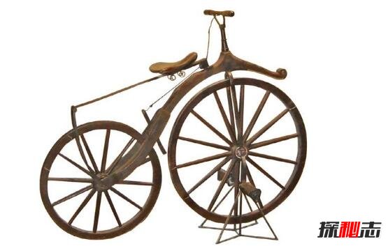 世界上最早的自行车，只有轮子和木架(用脚蹬地才能动)