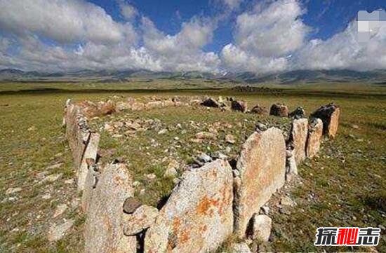 新疆天山巨型脸谱之谜，疑似萨满教的祭祀遗址(巨石人像)