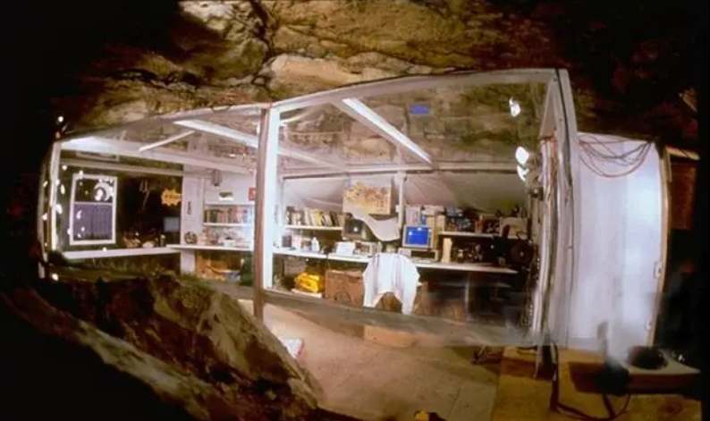 为证明时间是一种错觉，科学家在30米深的地底岩洞里放了一个女人