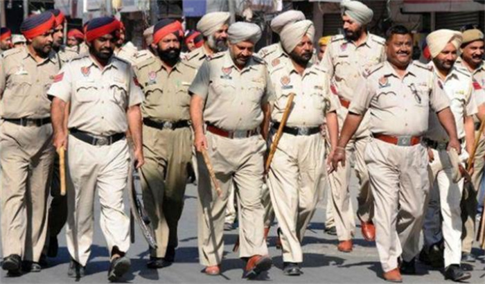 印度警察执法的时候 为啥总是拿着棍子（警察执法）