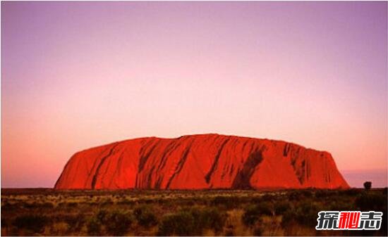 澳洲神石之谜，巨石不同季节变换不同的颜色(科学无解)