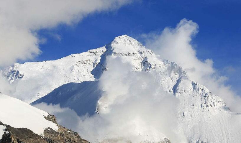 世界上最高的山峰：珠穆朗玛峰8844.43米,(等于28个埃菲尔铁塔)