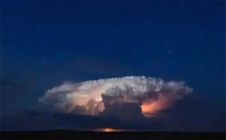 巨型的雷暴云团出现在重庆上空 还伴随着不明物体的坠落