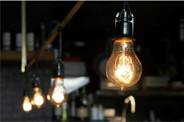 电灯发明者是谁 到底是谁把电灯发明出来的