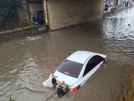 福建暴雨男子开车被淹最后踹车门逃生