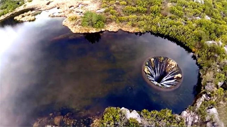 出现在葡萄牙湖面的神秘破洞 这是怎么一回事 流入的水又去了哪里